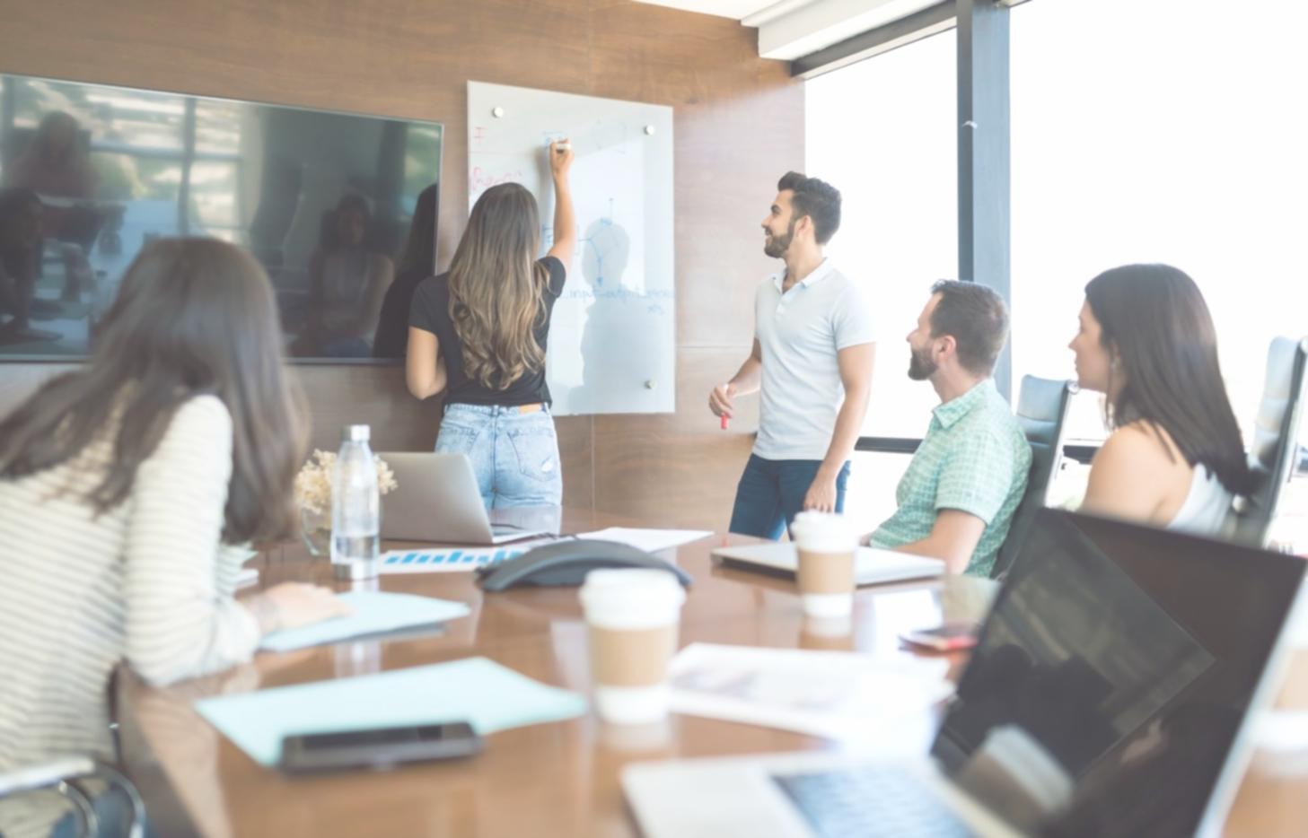 Equipo de analistas financieros trabajando con datos de inversión