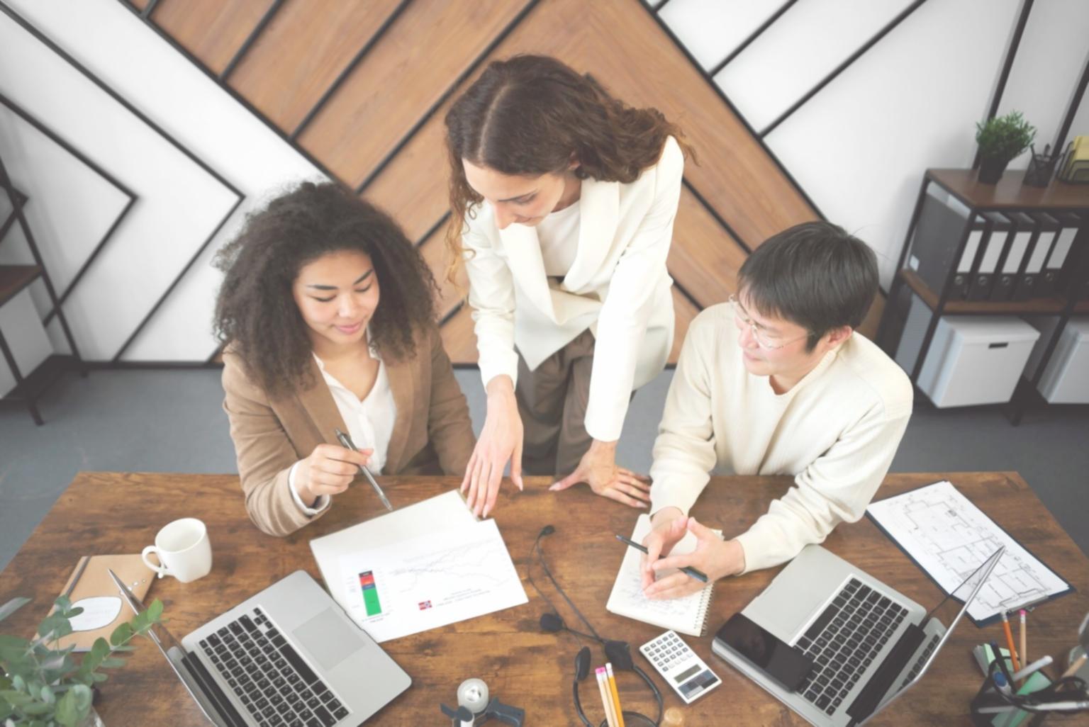 Aula de formación con profesionales analizando gráficos financieros