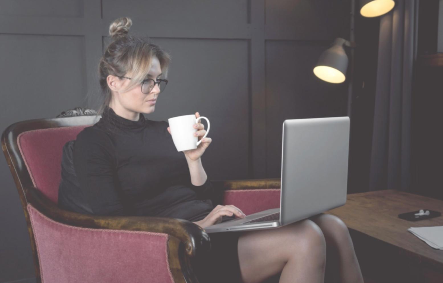 Oficina moderna de ifvawoceviosaem con espacios de trabajo colaborativo para análisis financiero